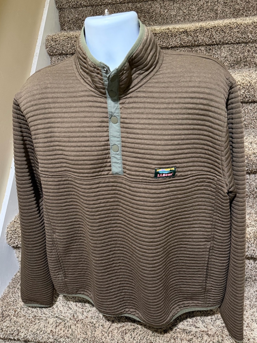Ribbed lightweight *LL Bean* slightly fitted pullover fleece style sweatshirt